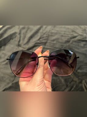 Quay Australia Jezabell Black Frame Pink Gradient Lens Sunglasses NWOT